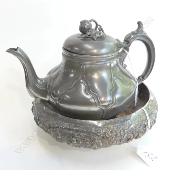 VINTAGE PEWTER TEAPOT & BEATEN THAI SILVER DISH (DIA 220MM)