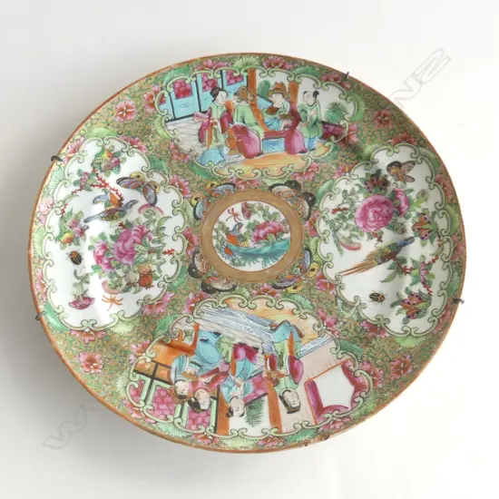 1 CHINESE CANTON TYPE FAMILLE ROSE WALL PLATE (MINOR CHIP) 240MM DIAMETER