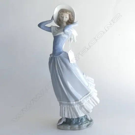 LLADRO LADY FIGURINE - SPRING BREEZE H. 350mm (finger missing)