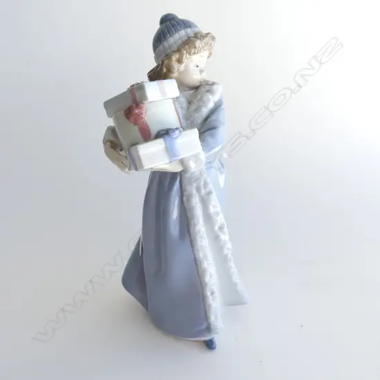 NAO GIRL w. GIFTS H. 220mm - 2 fingers damaged