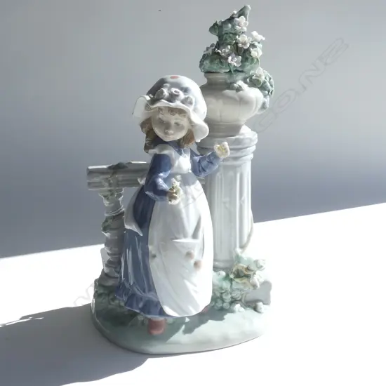 LLADRO GIRL - A/F MISSING DOVE & UMBRELLA, H. 280MM 