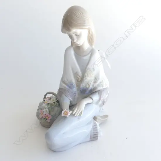 LLADRO COLLECTORS SOCIETY FIGURE 1988 - GIRL w. FLOWERS (some damaged) H. 185mm