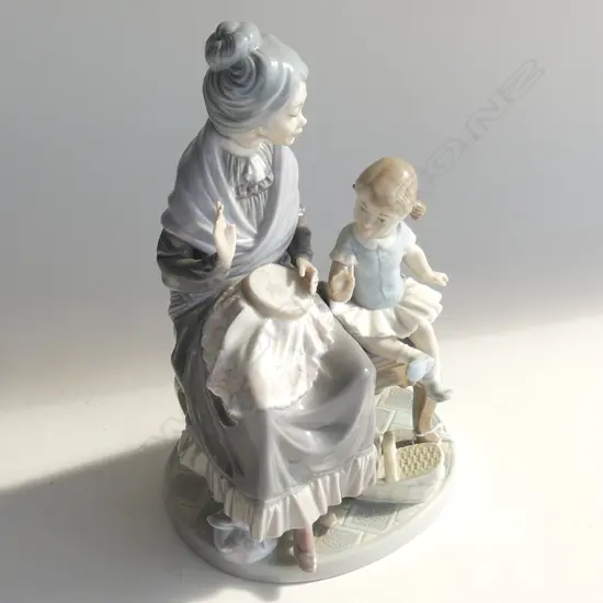 LLADRO FIGURINE - GRANDMOTHER (thumb missing) EMBROIDERER & CHILD H. 240MM