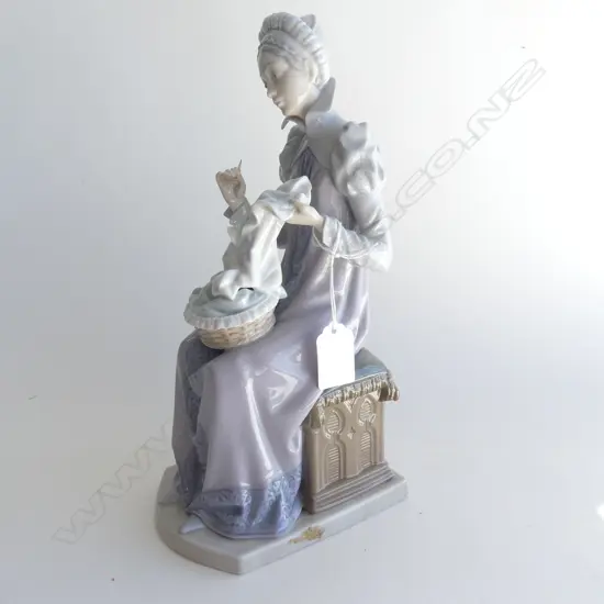 LLADRO MEDIEVAL LADY SEWING H.  AF 300MM