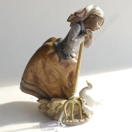 LLADRO 'HARVEST HELPERS' BISQUE FIGURINE H 230mm (firing fault)
