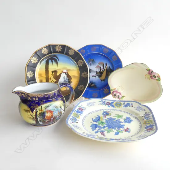 STACK ASST CHINA; 3 PLATES, JUG, BOWL & 2 GEISHAS ON STAND (H.200MM)