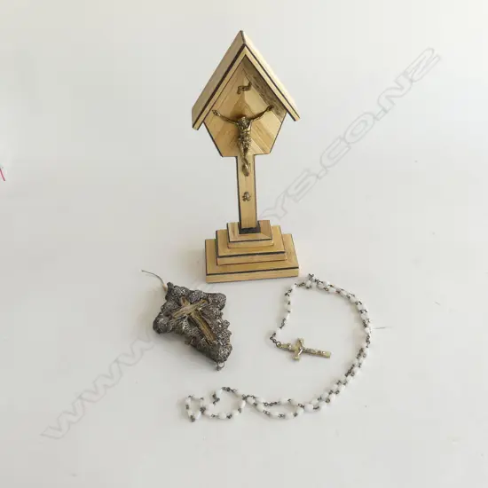 3 RELIGIOUS ITEMS; WOODEN CRUCIFIX, ROSARY BEADS & FILIGREE & ENAMEL CRUCIFIX PENDANT