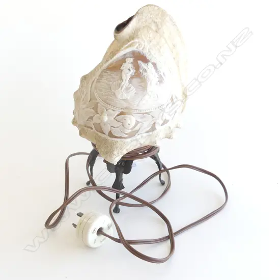 EARLY 20TH CENTURY CAMEO SHELL LAMP DEPICTS THE BIRTH OF VENUS 250MM HIGH