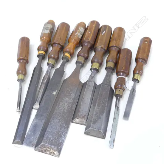 9 ANTIQUE CHISELS w. OCTAGONAL WOODEN HANDLES L.395mm