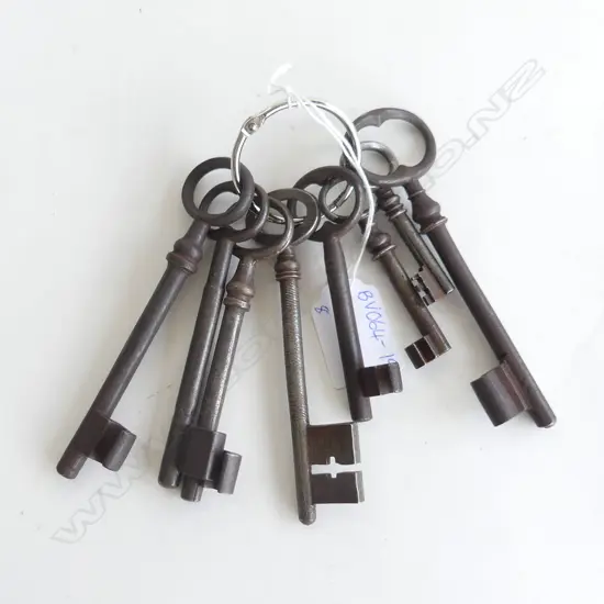 8 LG VINTAGE KEYS 