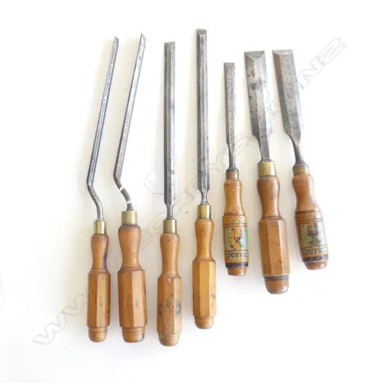 7 ANTIQUE CHISELS w. WOODEN HANDLES L.350mm