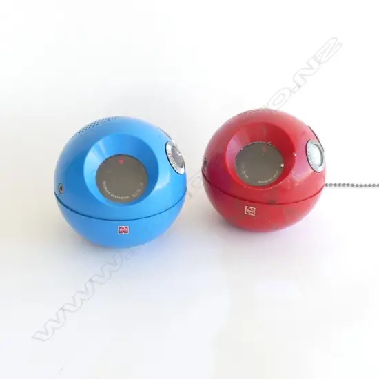 PR RETRO NATIONAL PANASONIC 'PANAPET 70' SPHERE RADIOS; BLUE & RED 105mm dia