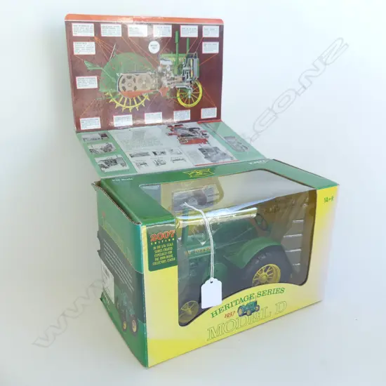 JOHN DEERE 1937 MODEL D TRACTOR, BOXED W.270mm