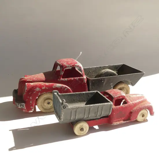 2 FUNHO TIP TRUCKS RED AND BLUE 