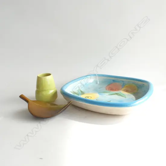 3 CERAMICS; SUNNYVALE POTTERY DISH 300x300mm, BOB STEINER LEAF, SML YELLOW VASE H.95mm
