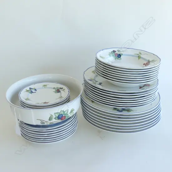 41 PCE 8 PLACE VILLEROY & BOCH DINNER SERVICE INCL. LARGE BOWL 255mm dia