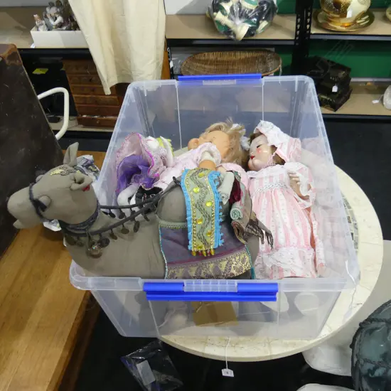 BOX LOT 4 DOLLS + CAMEL SOFT TOY