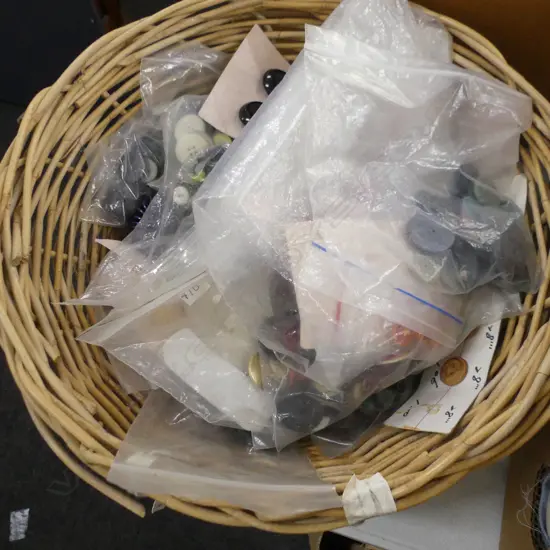 LG BASKET VINTAGE BUTTONS, SOME STILL ON CARDS 