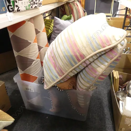 3 PR CUSHIONS; INCL 2 BOLSTER CUSHIONS 