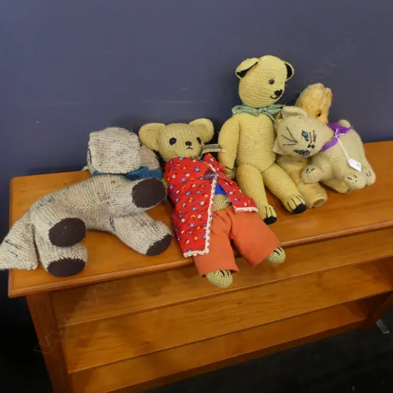 5 SOFT TOYS KNITTED CAT & DOG & 3 TEDDY BEARS 