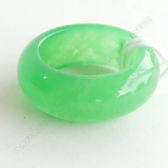 LG  GREEN COLOURED BAND( QUARTZ ?)  SIZE 9/ R