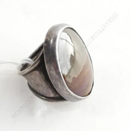 LGE VINTAGE SILVER & AGATE RING SIZE U?