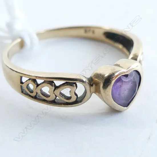 9CT GOLD & AMETHYST HEART RING hearts to the shoulders 1.95gms