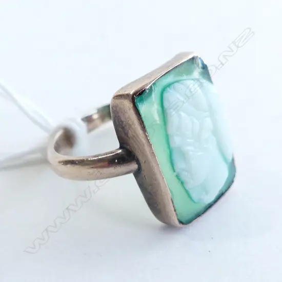 C1900 9CT ROSE GOLD & CARVED HARDSTONE PORTRAIT PANEL RING 3,5gms