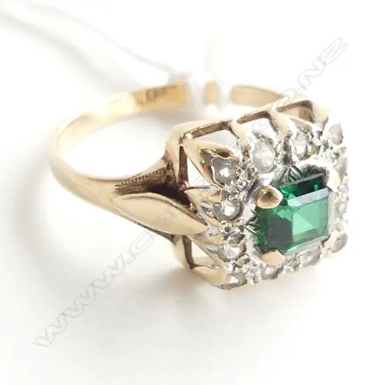 9CT GOLD DRESS RING WITH GREEN STONE & PASTE STONES