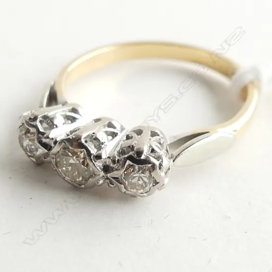 18CT GOLD & 3 DIAMOND RING, APPROX 0.40CT, 3GMS