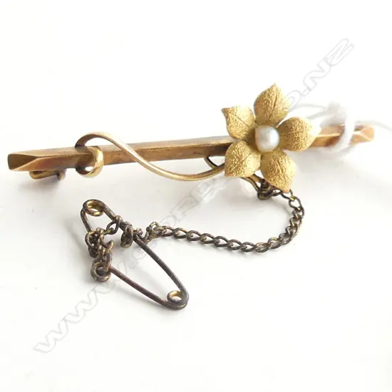 15CT GOLD & SEED PEARL FLOWER SET BROOCH 3.1GMS