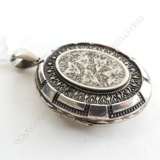 LGE SILVER C1900 ENGRAVED LOCKET