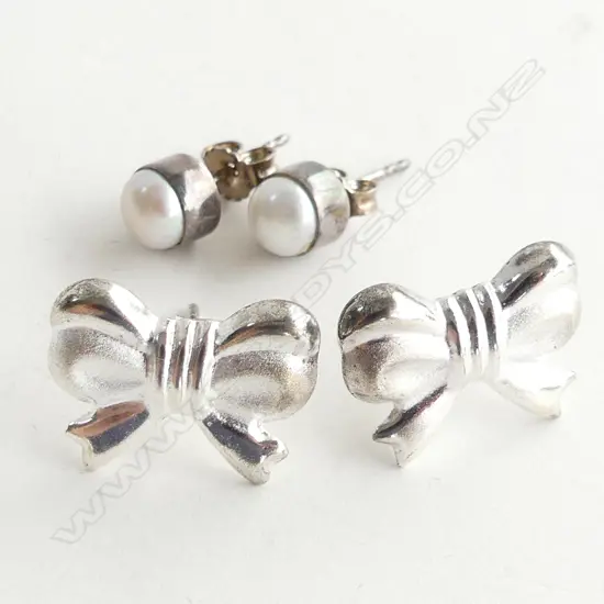 2 PR 925 SILVER STUD EARRINGS; 1 PEARL & 1 BOW