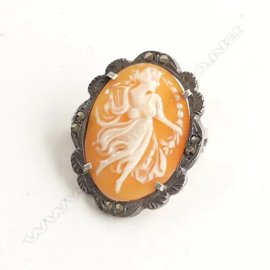 VINTAGE CAMEO BROOCH IN ORIGINAL BOX 