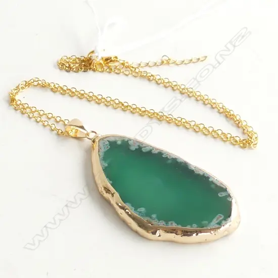 BEAUTIFUL AGATE SLICE PENDANT WITH GILT EDGE & CHAIN