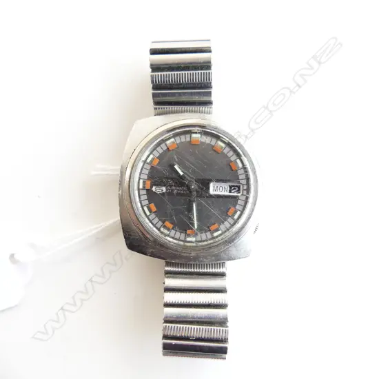 SEIKO 5 VINTAGE 1970'S GENTS WATCH has scratches apparently running