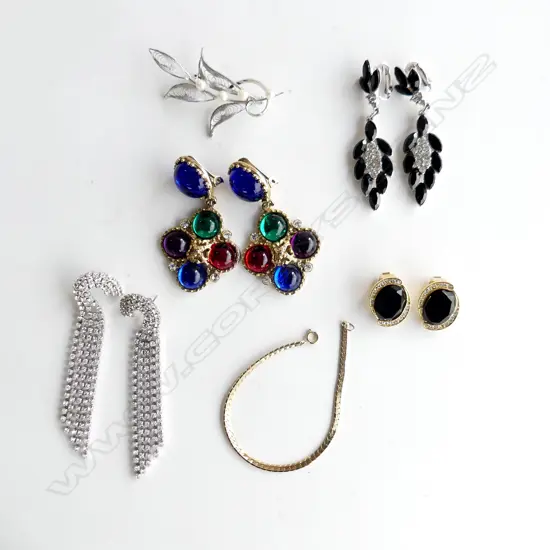 4 PRS COSTUME EARRINGS (1 w. STONE LOOSE) + BROOCH & GP BRACELET