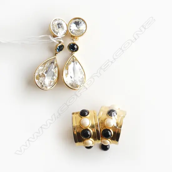 2 PRS VALENTINO GOLD PLATE CLIP ON EARRINGS (1 STONE LOOSE)