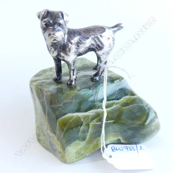 STG SILVER DOG ON POLISHED GREEN ONYX; CHESTER, DATE WORN, H.105mm