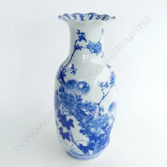 BL/WHITE TALL CHINESE VASE w. FLORAL DECORATION & SCALLOPED RIM H.370mm - SOME FAULTS