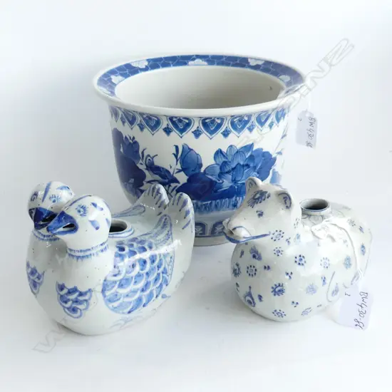 3 BL/WH ITEMS . TWO CHINESE, ONE AS A COW? & PAIR OF DUCKS PLUS SMALL BL/WH JARDINIERE .