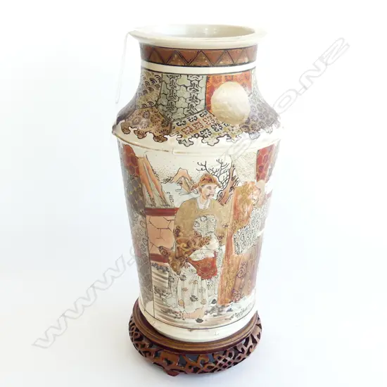 JAPANESE MEIJI SATSUMA HAND PAINTED VASE H.310MM ON STAND