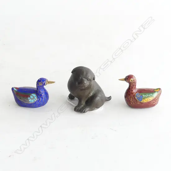 JAPANESE BRONZE PUPPY DOG OKIMONO (H. 55MM) + 2 SM CLOISONNE DUCKS (L 50MM)