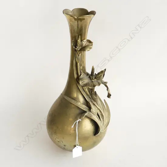 VINTAGE BRASS VASE w. IRIS FLOWER DESIGN H.370mm