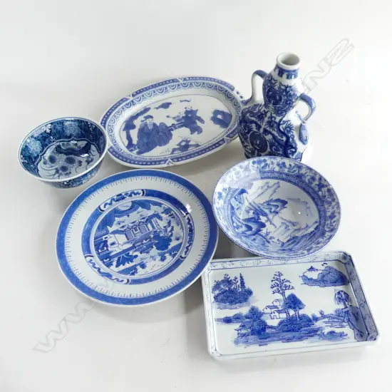 6 PCES ORIENTAL B/W CHINA; DOUBLE GOURD VASE H.215mm, 2 BOWLS, PLATE & 2 TRAYS W.305mm 