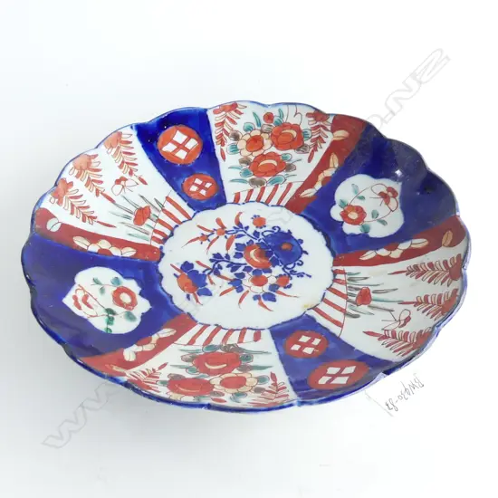 C1900 IMARI CHARGER . TYPICAL SCALLOPED EDGE AND FLORAL CENTRAL MOTIF. DIA 280mm
