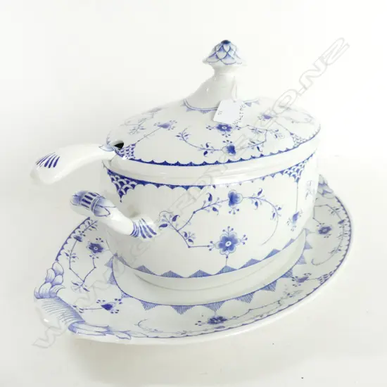 DENMARK PAT B/W LIDDED CASAROL ON TRAY L400  H230 WITH LADLE