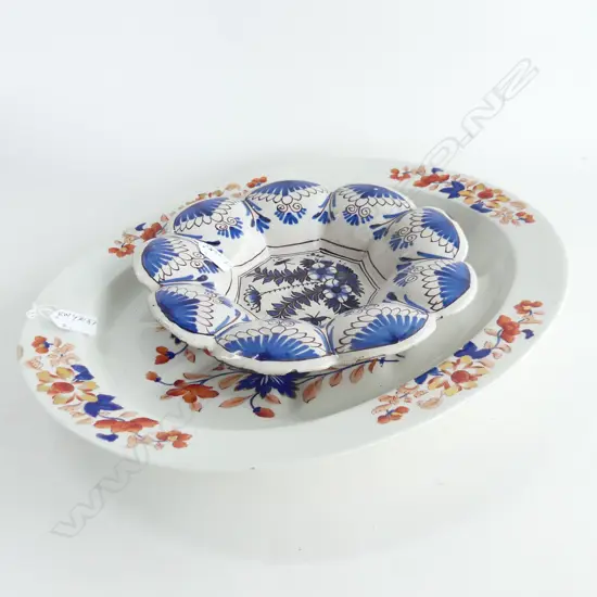 2 STONEWARE ITEMS. LARGE ENGLISH ASHET IN BL/RED COLORWAY L.500mm & BL/WH SCALLOPED DISH DIA 290mm.