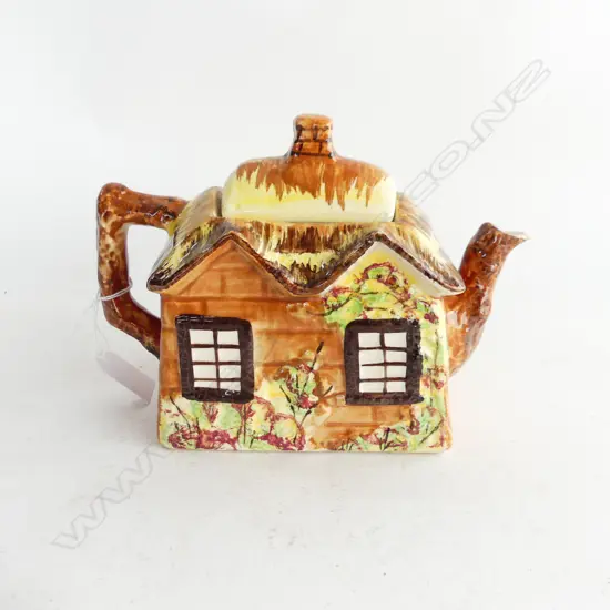 YE OLDE COTTAGE TEAPOT,  MADE IN ENGLAND L. 210MM