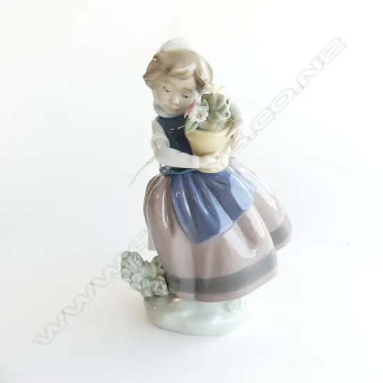 LLADRO FIGURINE #5223 'SPRING IS HERE' H.170mm minor chips to flowers 